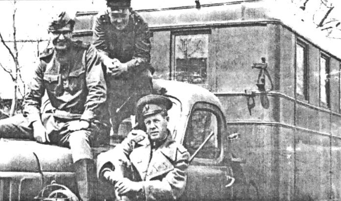 1967 год. На снимке из личного архива И. Торопкина: на кабине сидит Иван Петрович, у автомобиля стоит бывший собкор «Советского Сахалина» по Тымовскому району П. Кашин.