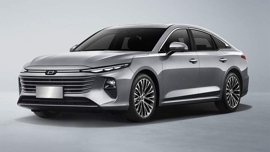 Обновлённый китайский лифтбек FAW Bestune B70. Говорят, российские продажи начнутся в IV квартале 2024 года.