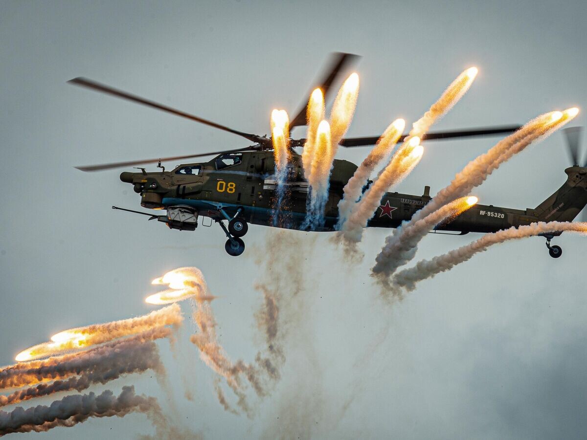    Вертолет Ми-28Н "Ночной охотник" пилотажной группы "Беркуты" выполняет демонстрационный полет в рамках Международного форума "Армия-2020"© РИА Новости / Андрей Станавов