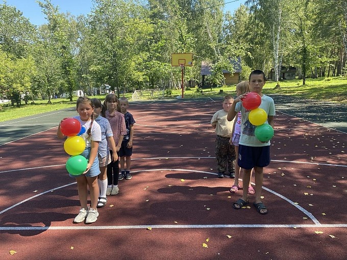 Дети стоят в два ряда, приготовясь к участию в эстафете