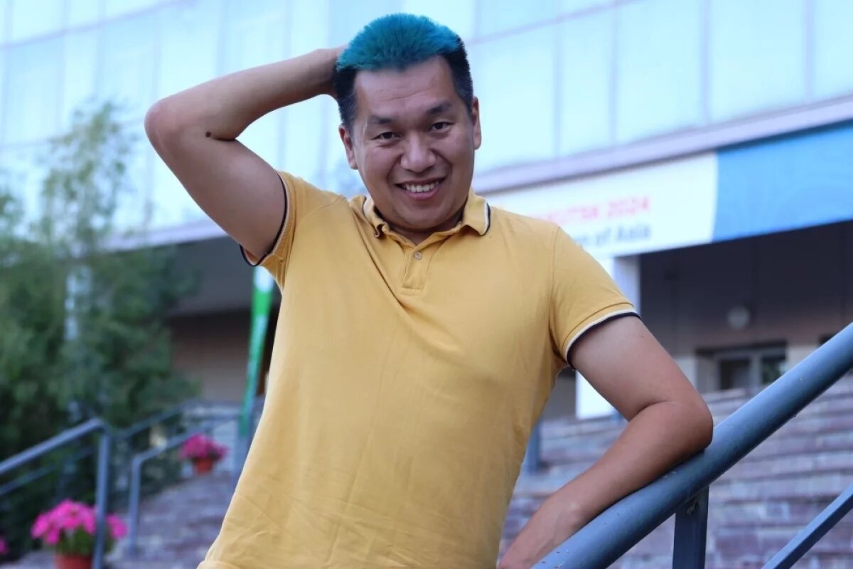    Недавно в интернете разошлось видео, где учитель из Республиканского лицея-интерната в Якутске, Пётр Ноговицын, красит волосы в синий цвет.