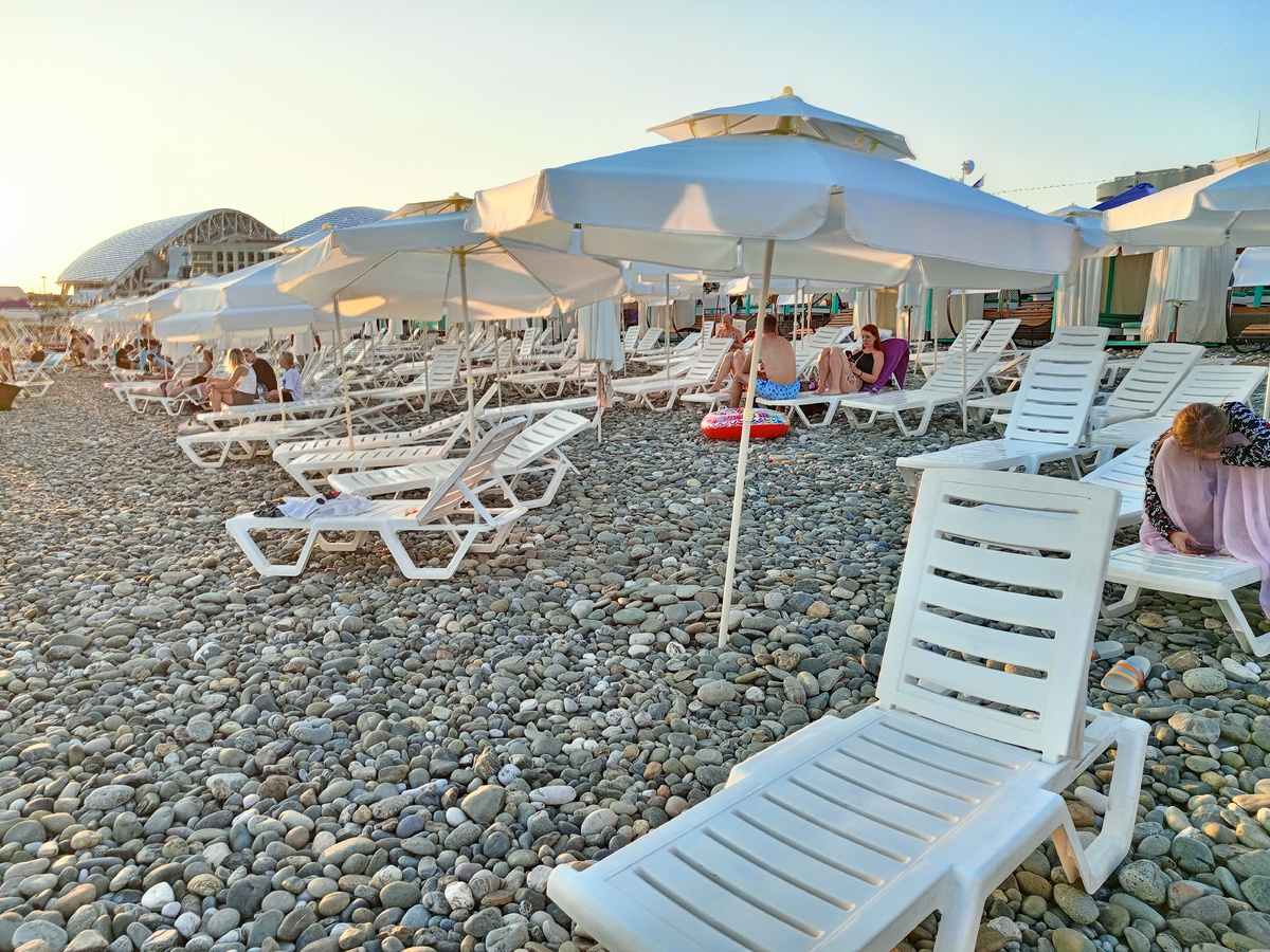 Пляж "Сириус" в Имеретинке в Адлере. Места хватает всем. Фото автора. 