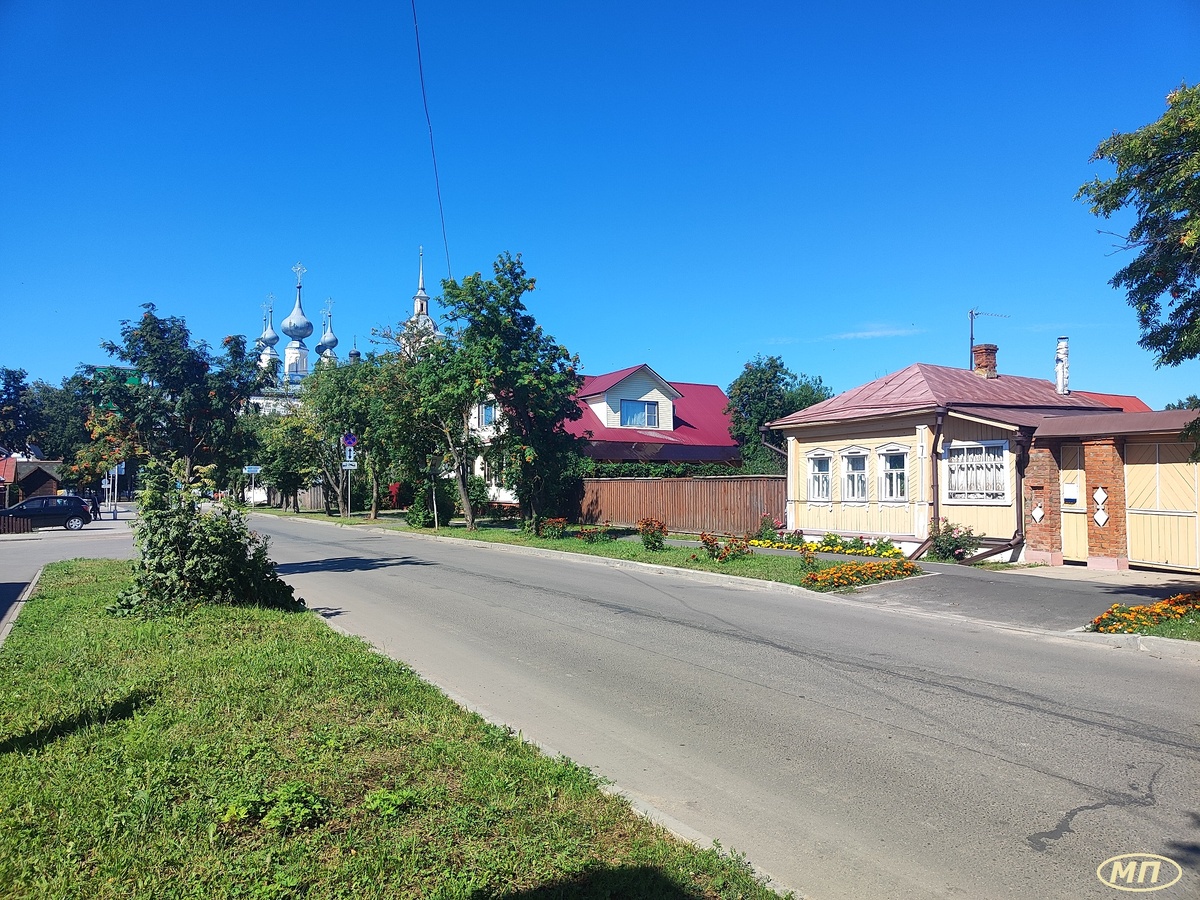 Это тоже Суздаль, улица Пожарского, но тут почти не ходят туристы. Именно таким я и ожидала увидеть город.