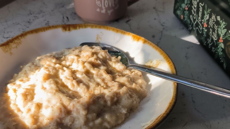 Питательный завтрак: овсянка с сыром и яйцом