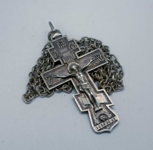 Наперсный крест священника.
