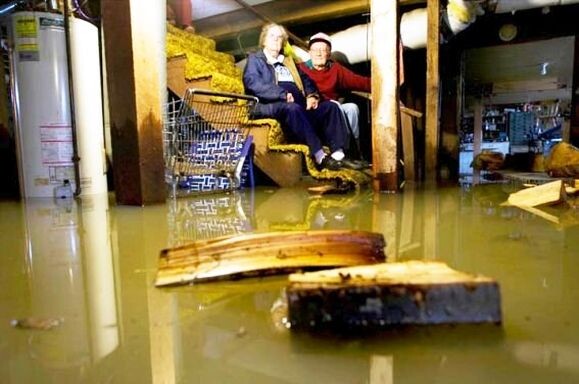 На этой фотографии затопило подвал. Бедные люди! Они не любят философию