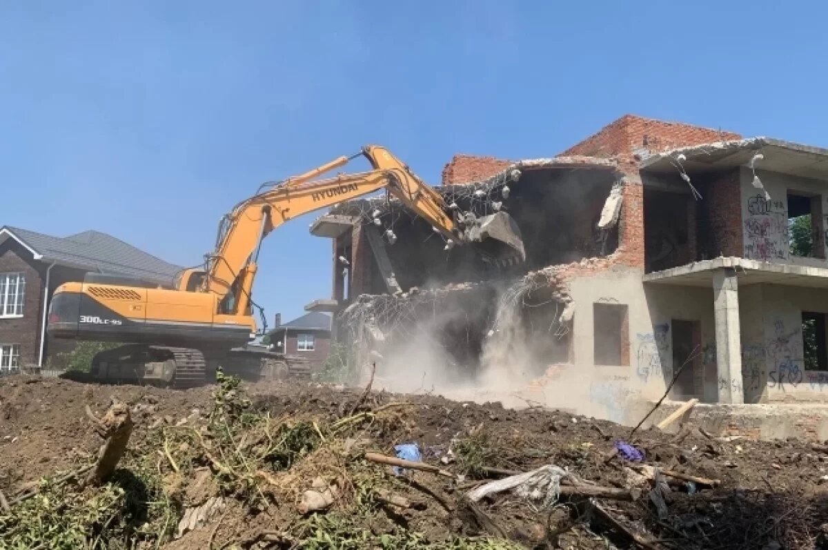    В Краснодаре на улице Путейской сносят незаконный трехэтажный самострой