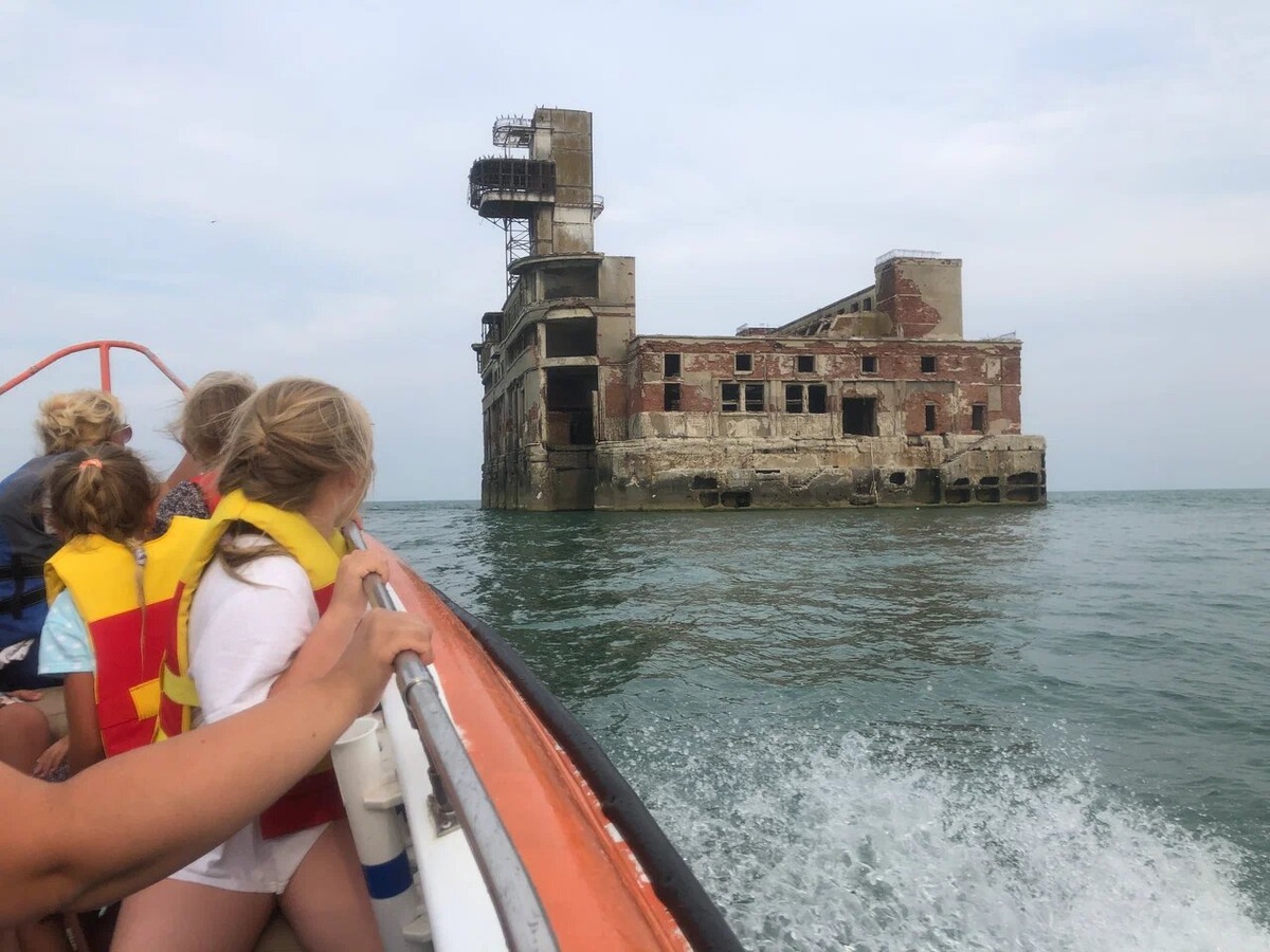 Расстояние от берега до цеха завода почти 3 км, хотя с пляжа кажется, что он совсем рядом. Фото: Дмитрий Тараненко / Яндекс Карты