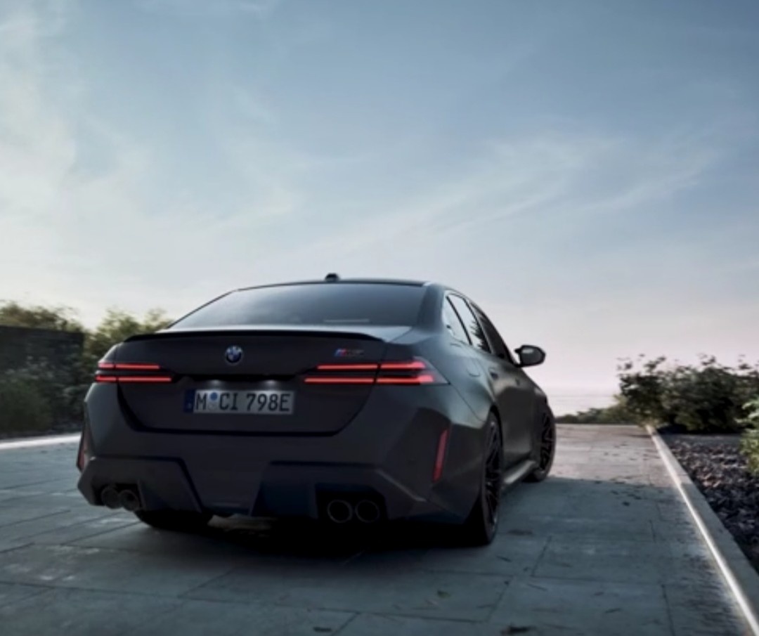 Узнаваемый дизайн, есть же в этой машине что-то родное. 