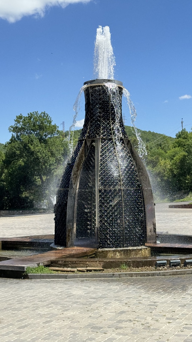 Фонтан из бутылок встречает всех у входа в Абрау