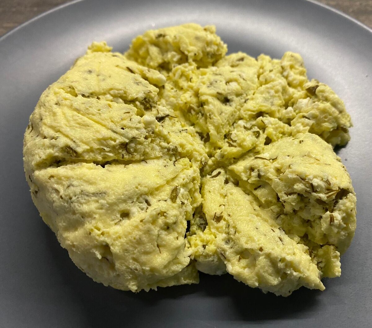 Вареный в пакете  омлет с творогом и зеленью. Фото автора