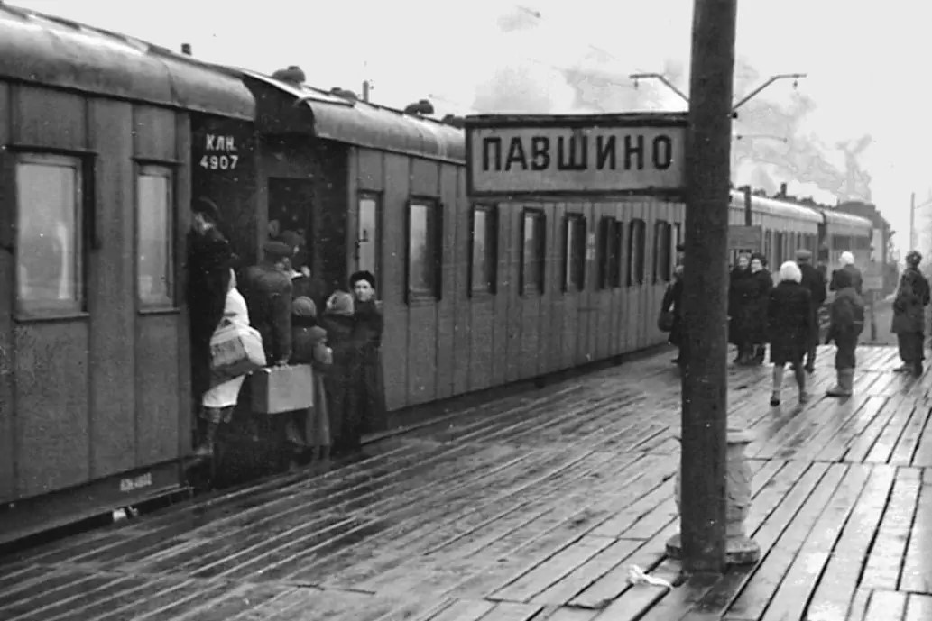 Электричка ст павшино. Красногорск станция Павшино 90 е годы. Станция Павшино Красногорск. Станция Павшино вокзал старый.