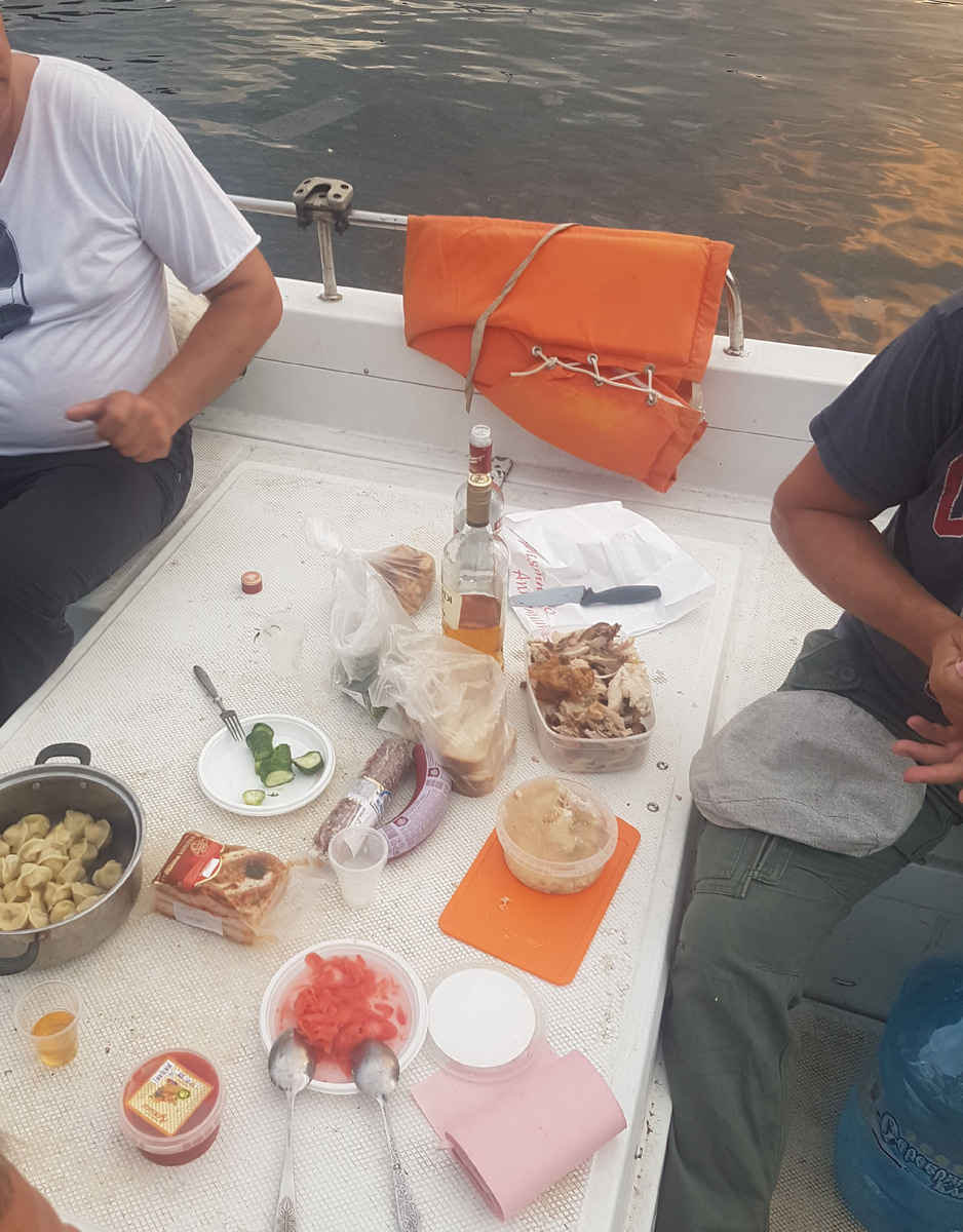 моторный отсек на катере Маймама очень хорошо подходит для организации судовых пикничков на закате....