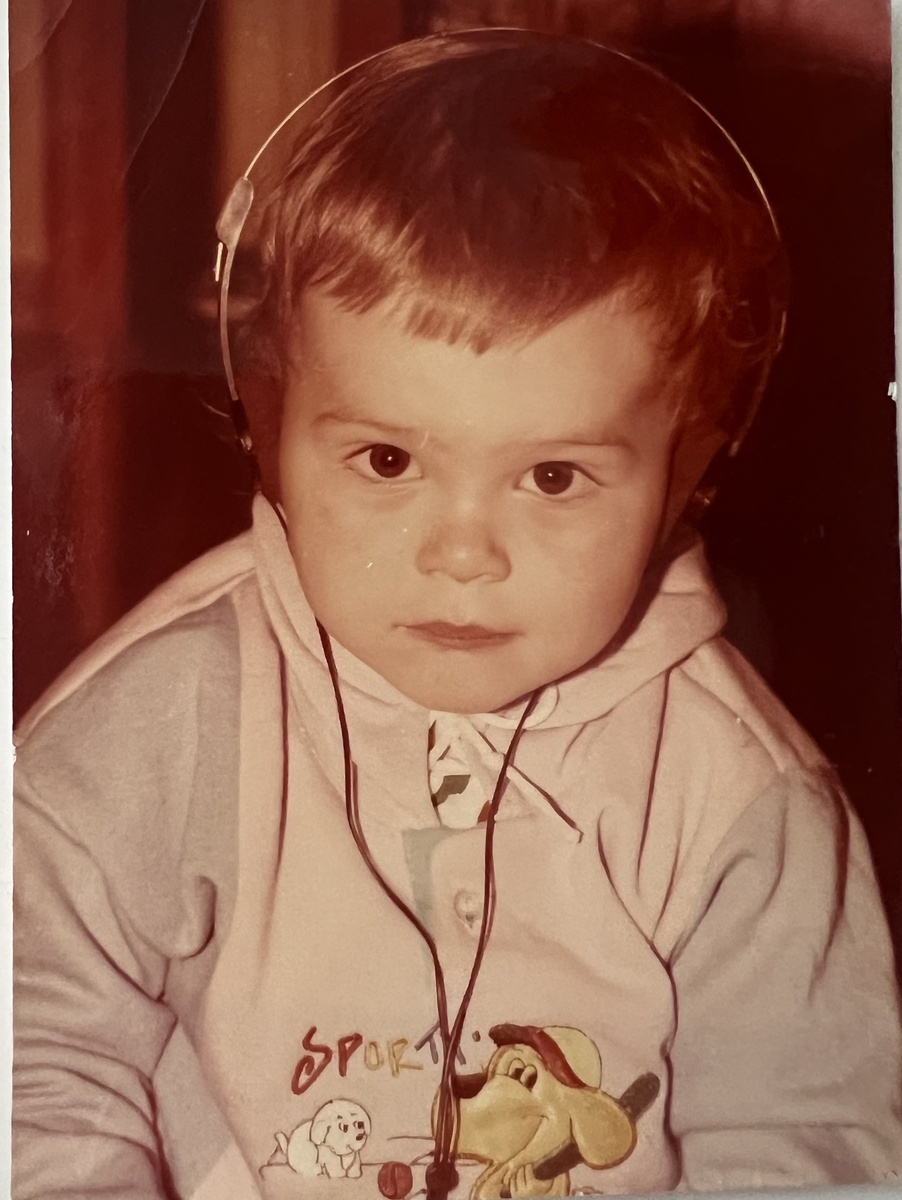 На фотографии сын автора Артем в сладком детском возрасте 🥰, а если посмотреть на его стрижку , то вы увидите что часть чёлки отсутствует, малыш самостоятельно взял ножницы✂️ и отстриг кудряшку, которая по его мнению ему сильно мешала , вместе с кудряшкой он конечно выстриг целый клок волос 