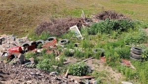 Мусор сваливают рядом с очистными сооружениями