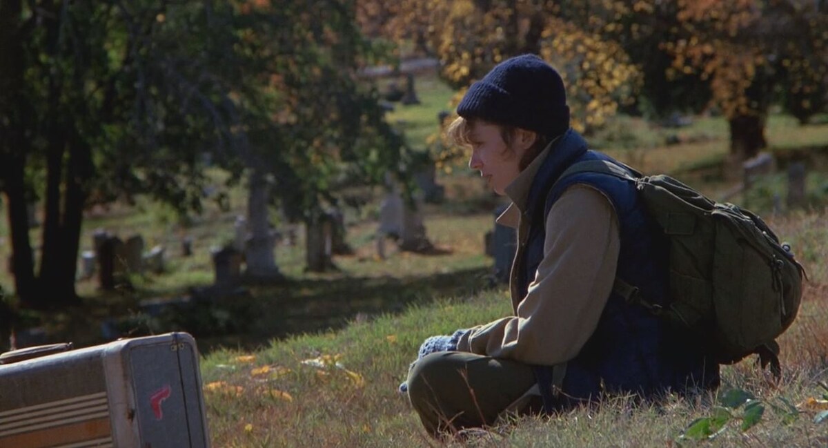 Главная героиня трагикомедии «Я должна сниматься кино», помимо прочих странностей, разговаривает с умершей бабушкой