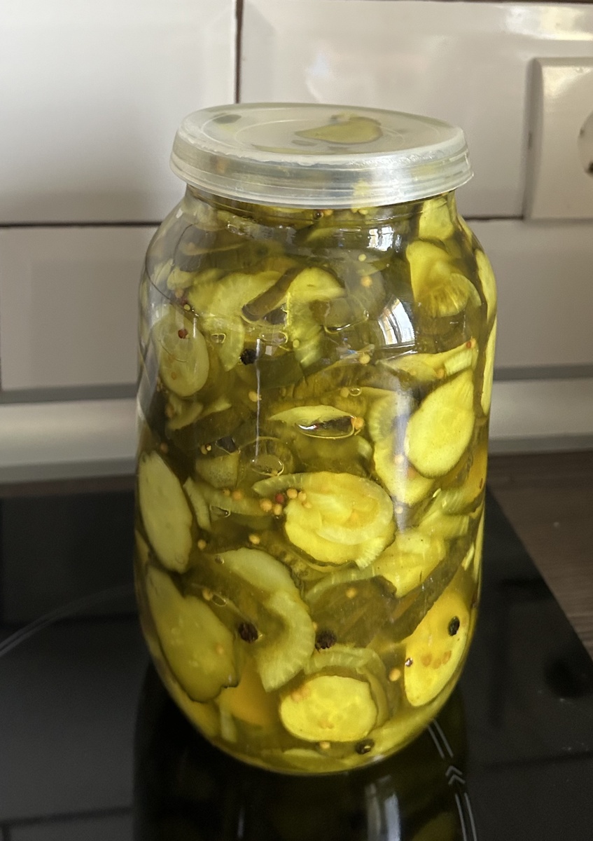 Закрываю под пластиковую крышку, тк долго не храню. 