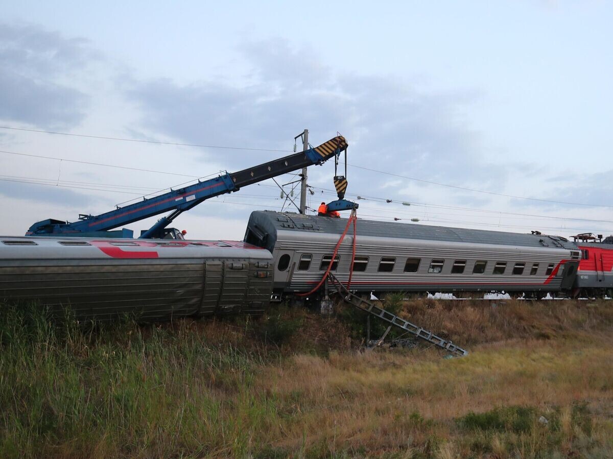    Рабочие ремонтной службы на месте схода с рельсов пассажирского состава "Казань-Адлер" в Котельниковском районе Волгоградской области© РИА Новости / Кирилл Брага