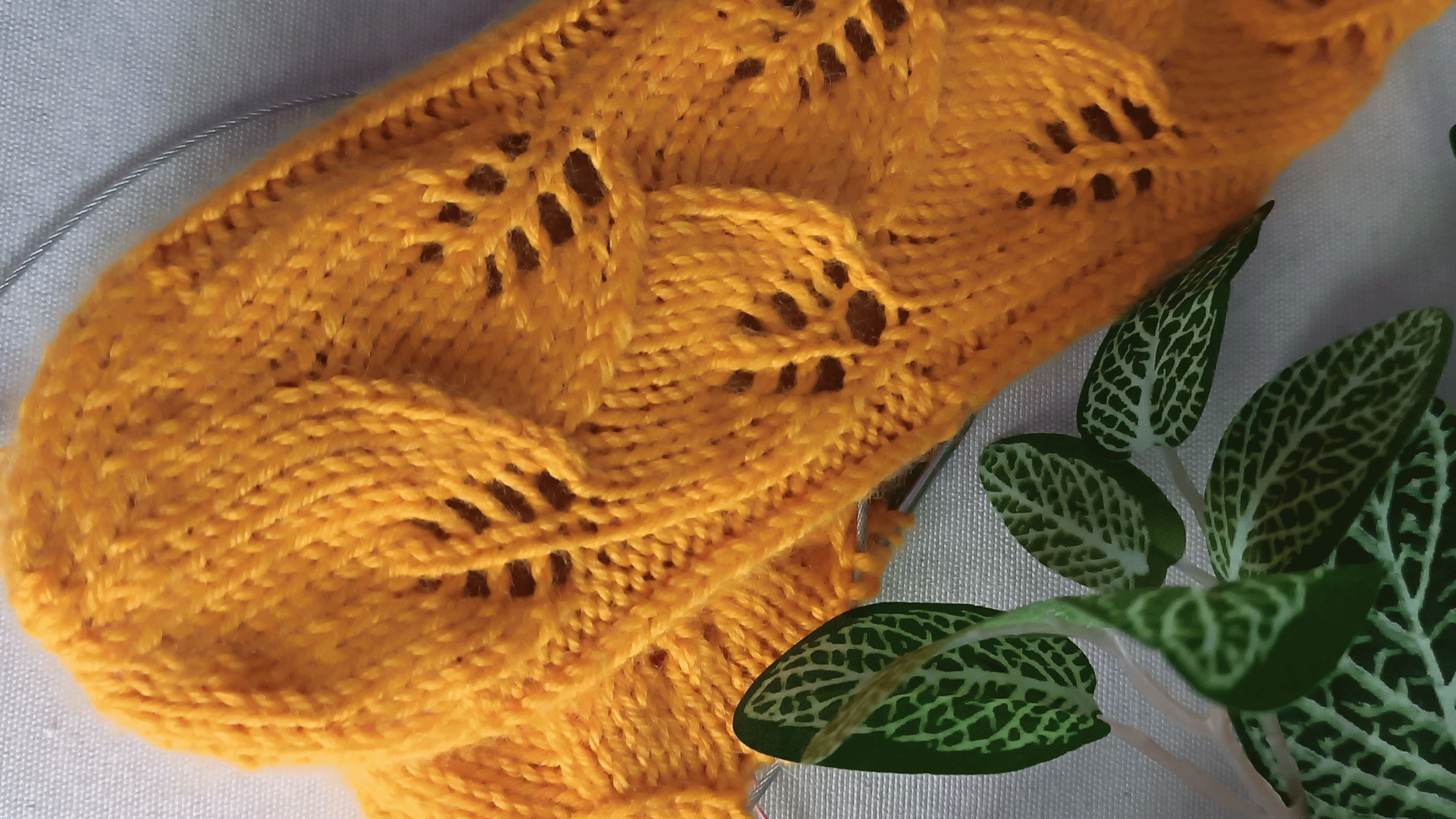 Для того, чтобы провязать две петли вместе с наклоном вправо нужно вязать петли за переднюю стенку.