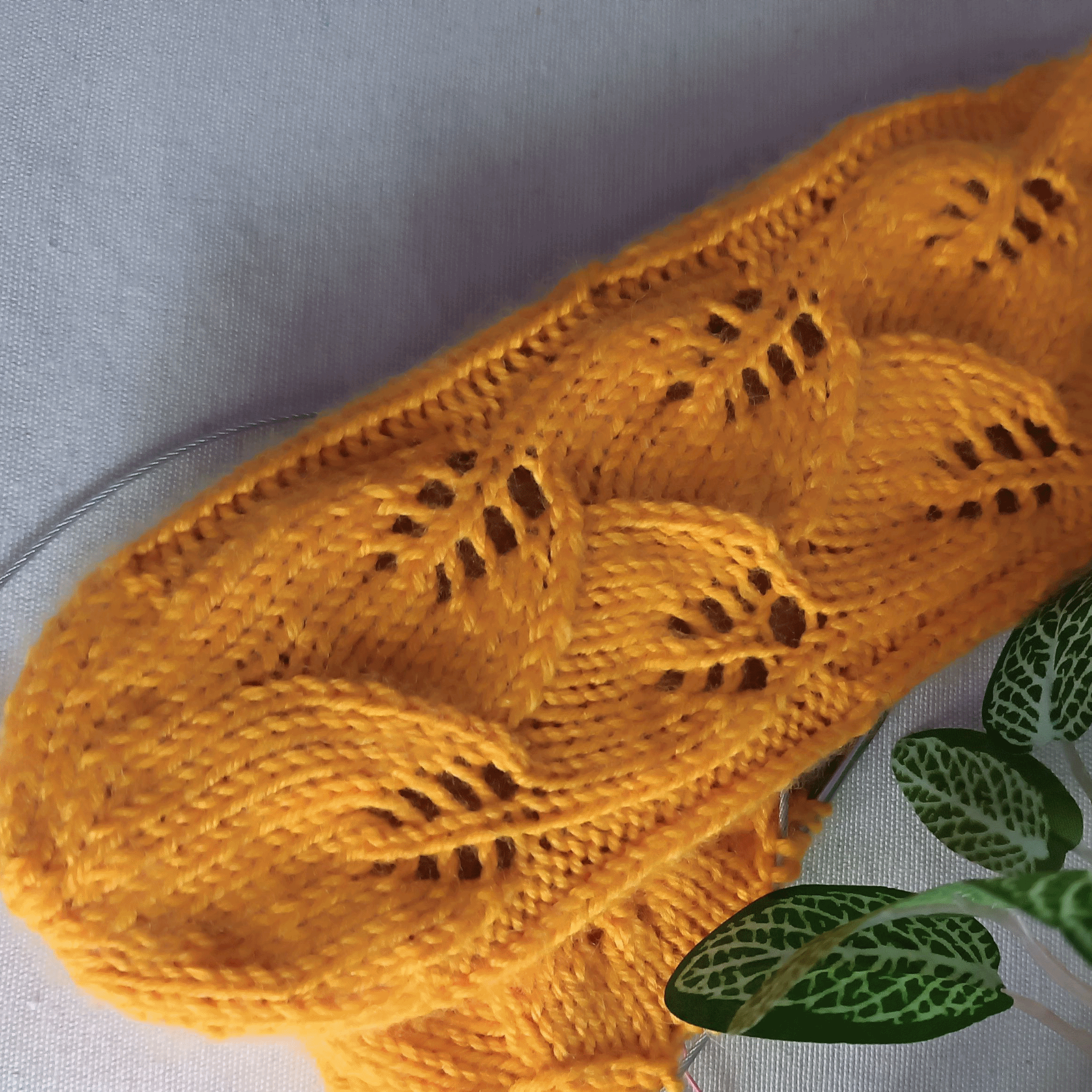 При провязывании двух петель вместе с наклоном влево, петли нужно развернуть и провязать их вместе за заднюю стенку. 