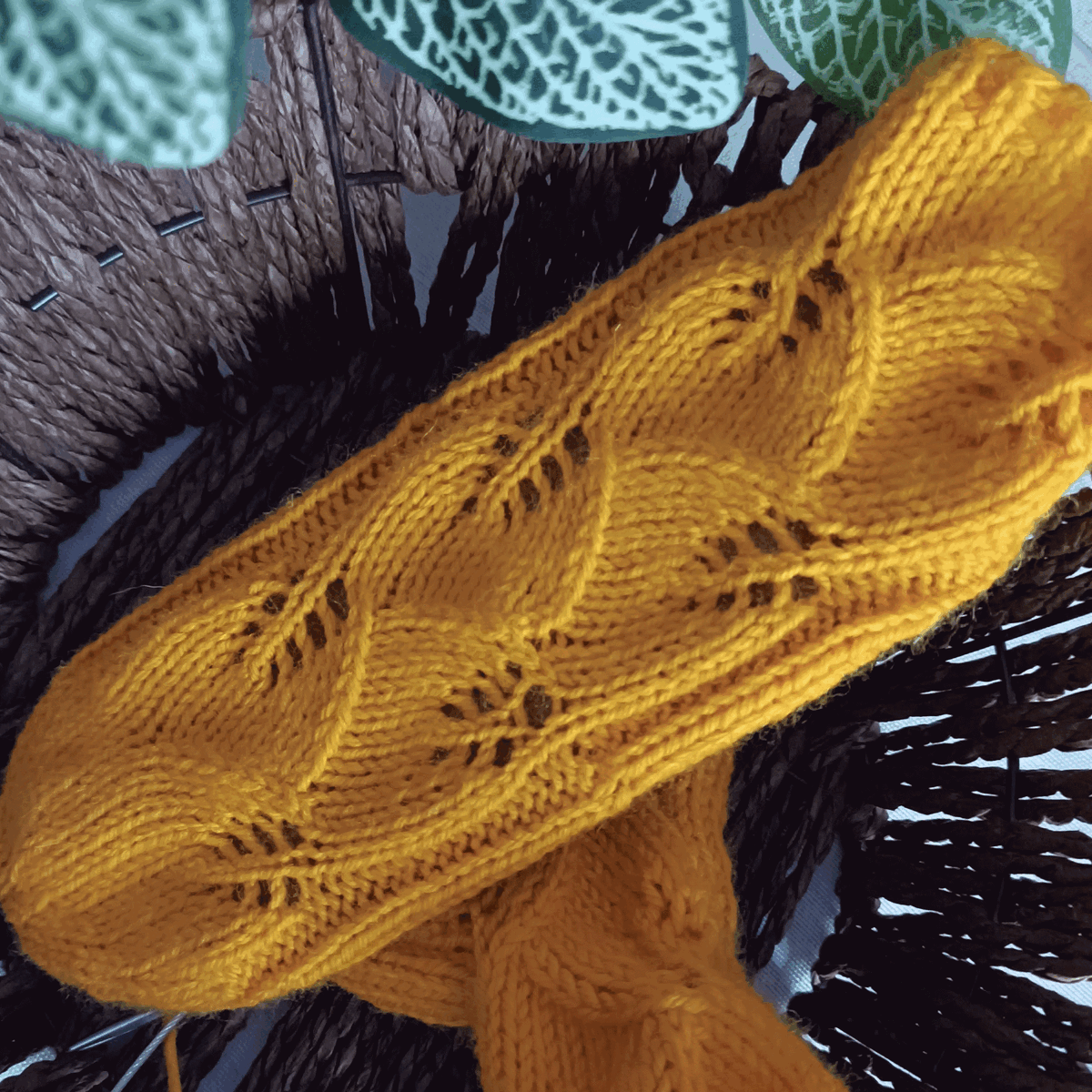 Описание узора дано без кромочных петель для кругового вязания.