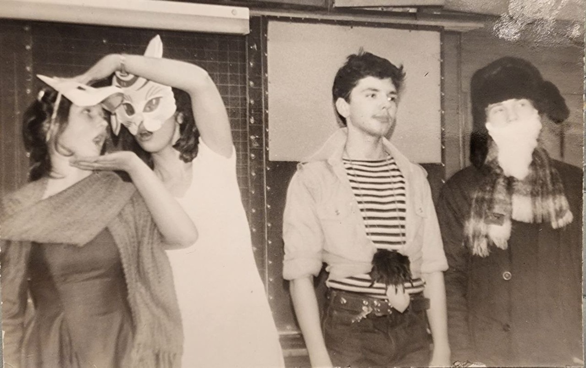 Постановка рок-оперы "Колобок". Спецкласс с физикоматематическим уклоном школы № 1 города Кемерово. Лиса - Яна Глембоцкая. Заяц - Марина Михайленко. Дед - Слава Скворцов. Колобок - Я, VerAeternum.