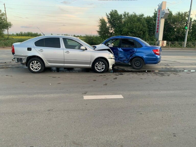    Проскочить на красный не удалось. Под Оренбургом столкнулись «Гранта» и «Шкода» Кристина Просвиркина