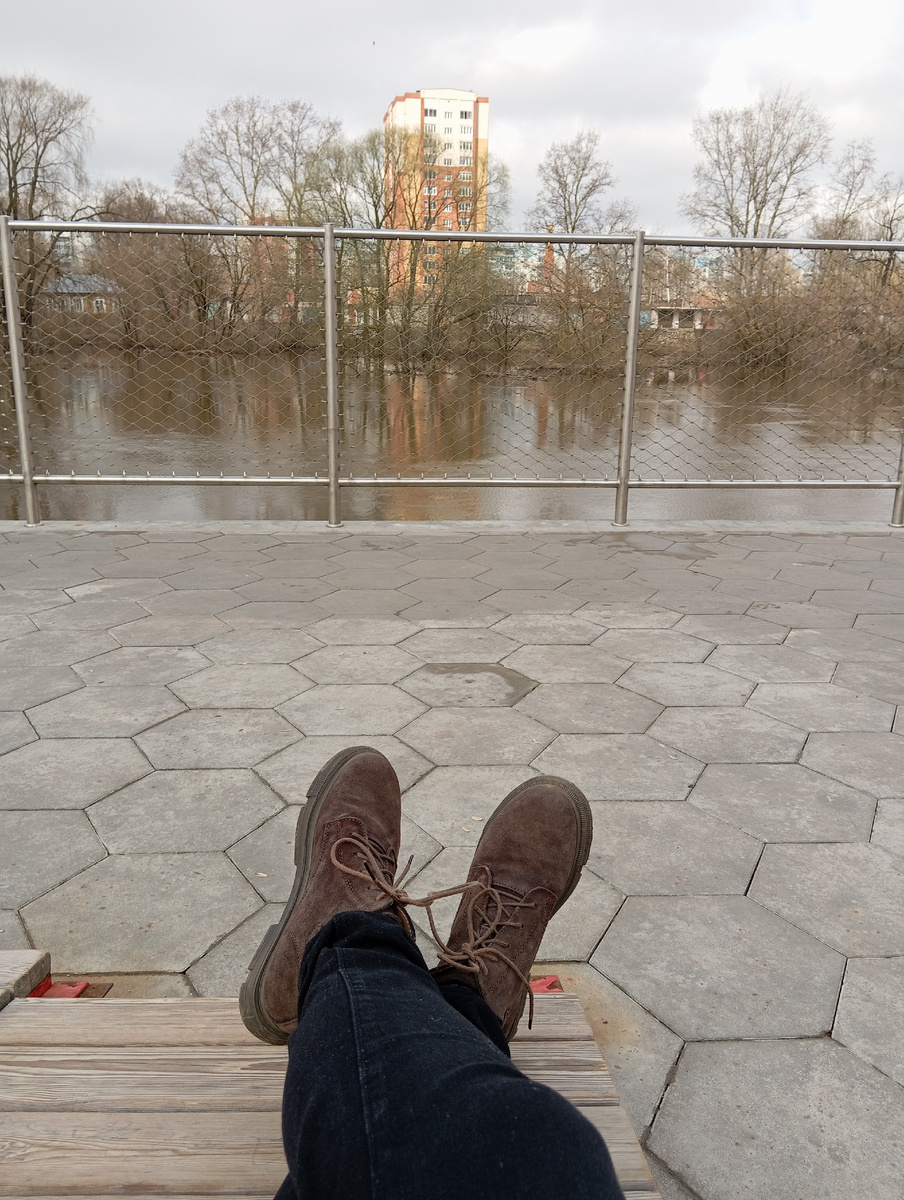 Лежу в рабочее время на набережной