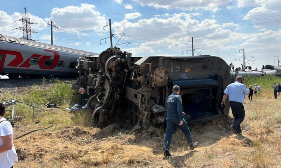 Сошедший с путей самосвал