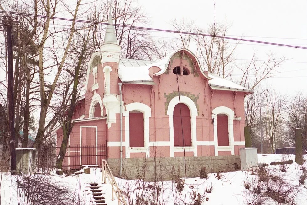 Павильон (вернее то, что от него осталось) долгое время оставался заброшенным. Сейчас реставрируется. Фото: pastvu.com 