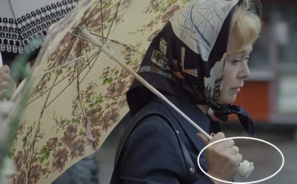 Киноконцерн «Мосфильм» / YouTube📷Сначала ручка зонта в руках героини белая и круглая. Кадр из фильма «Служебный роман»