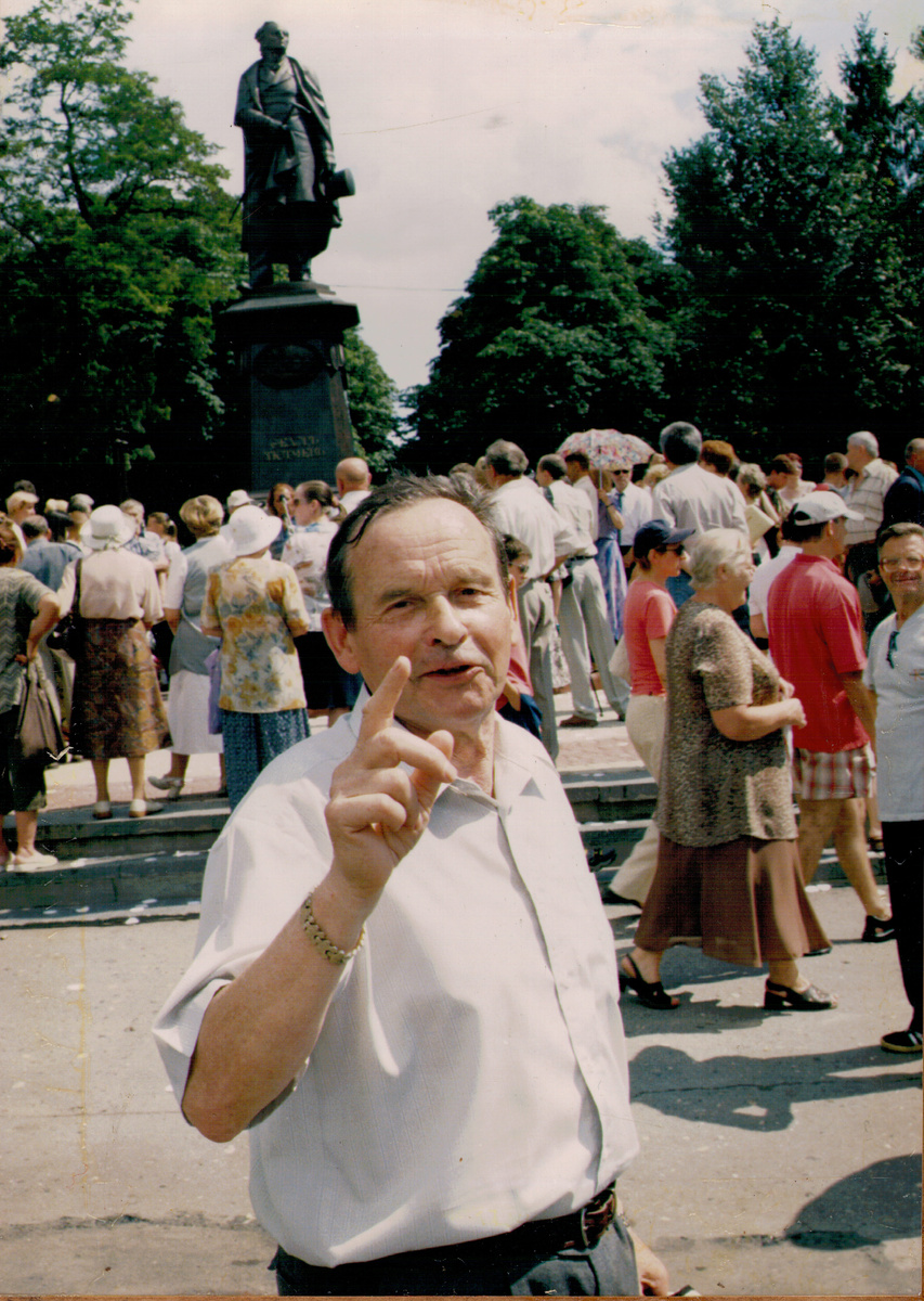 Владимир Данилович Гамолин на открытии памятника Ф. И. Тютчеву в Брянске. 2003 год. 