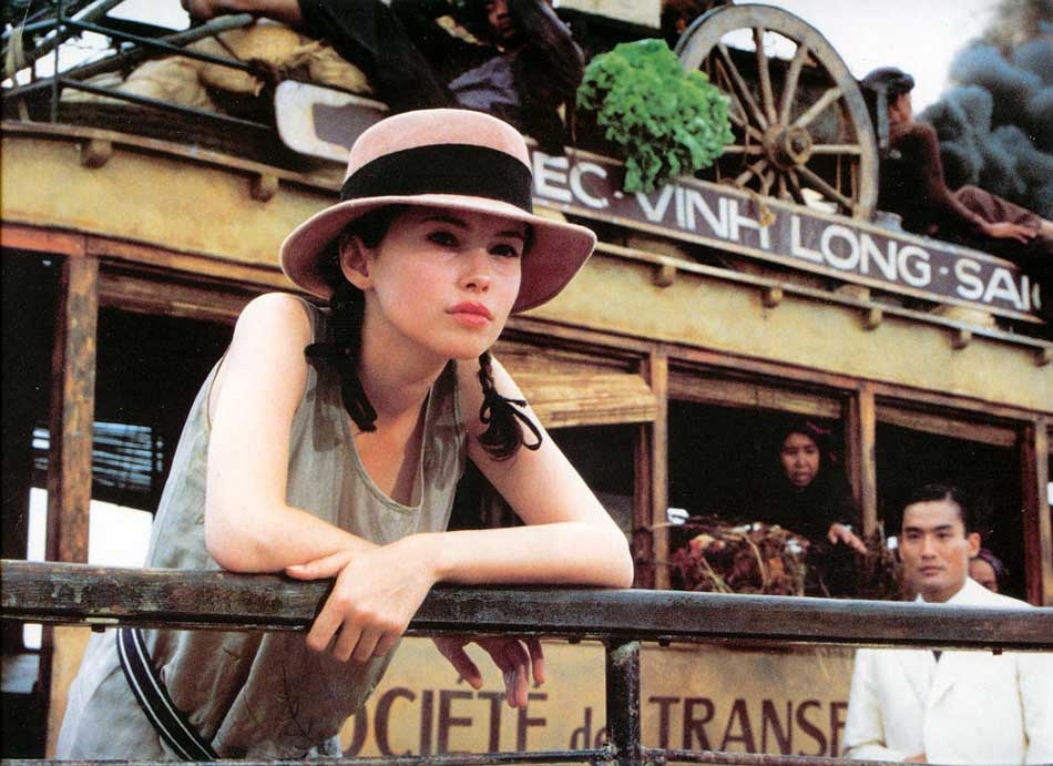 Девушка выделяется из толпы, носит косы и мужскую шляпу