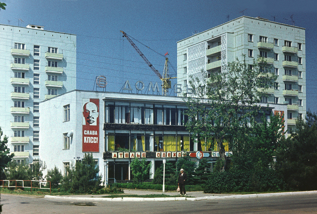 Жилые дома и Дом быта на перекрестке улиц Ленина и Терской (в настоящее время в здании Дома быта находятся офисы банков).