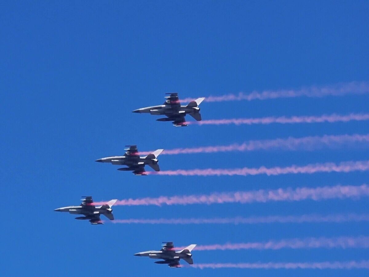    Истребители F-16 во время авиапарада © РИА Новости . Мария Диментова