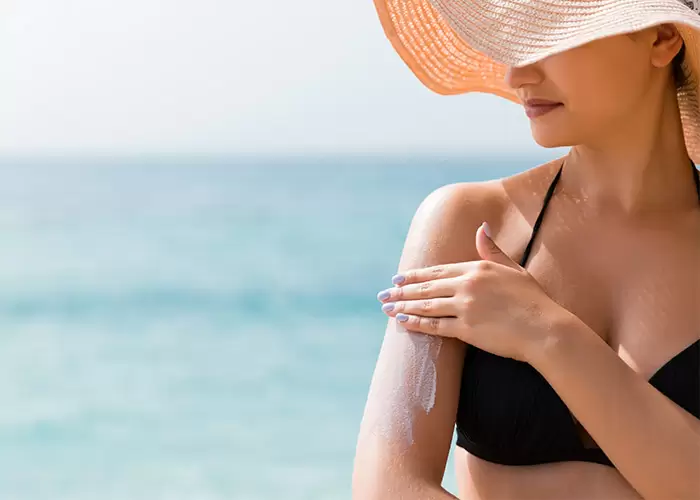 Тёмная кожа менее восприимчива к негативному воздействию солнца. В смуглой коже больше пигмента эумеланина. Он помогает противостоять свободным радикалам, которые способствуют появлению гиперпигментации [6]