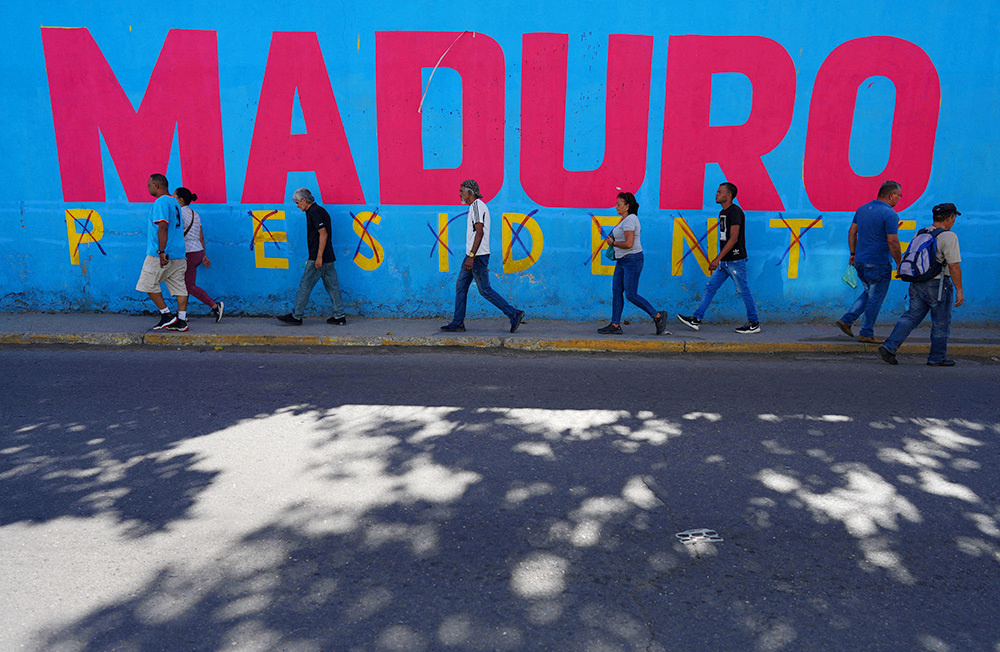     Сторонники оппозиции в Венесуэле не признают официальных итогов выборов главы государства, согласно которым победу одержал действующий президент Николас Мадуро. В Каракасе и других городах страны проходят масштабные акции протеста, которые переросли в насилие и беспорядки. Фотографии с места событий — в галерее BFM.ru.    
 Фото: Alexandre Meneghini/Reuters