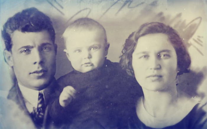 Слава в младенчестве с родителями. 