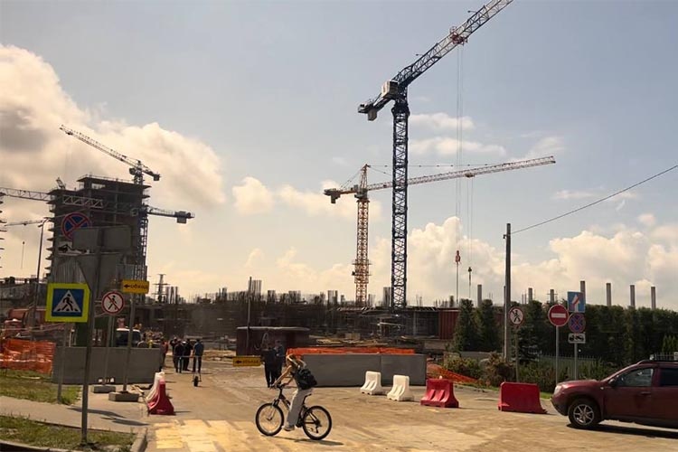    На стройке гостиничного комплекса у моста «Миллениум» в Казани произошел серьезный конфликт между рабочими из Узбекистана и Таджикистана.   
Фото: «БИЗНЕС Online»