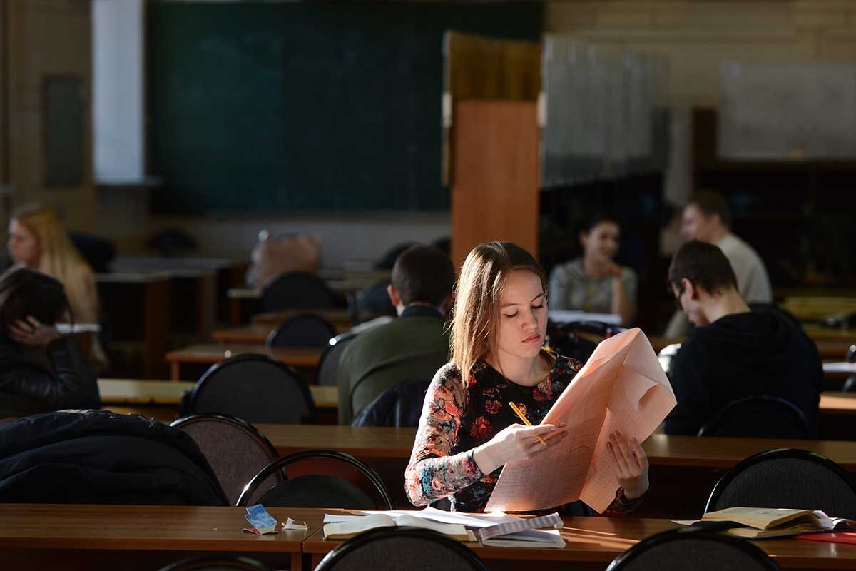 Алексей Филиппов / РИА Новости📷Студенты МГТУ имени Баумана занимаются в зале курсового проектирования