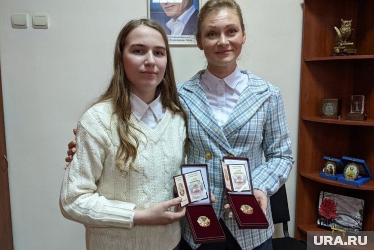 Фаина Савенкова и правозащитница Мира Тэрада получили награду ЛНР «За благодеяние». Фото: Фонд борьбы с репрессиями/https://fondfbr.ru/stati/mira-faina-lnr/CC BY-SA 4.0