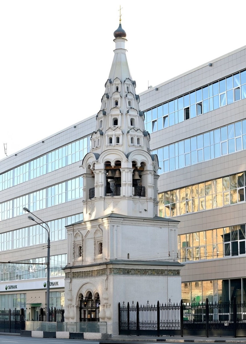 Сохранившаяся колокольня церкви Рождества Богородицы. Церковь находится за офисным зданием. 