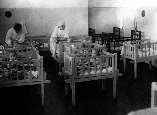 Спецпоселок Центральный. Детские ясли. Спальная комната 1937 г.