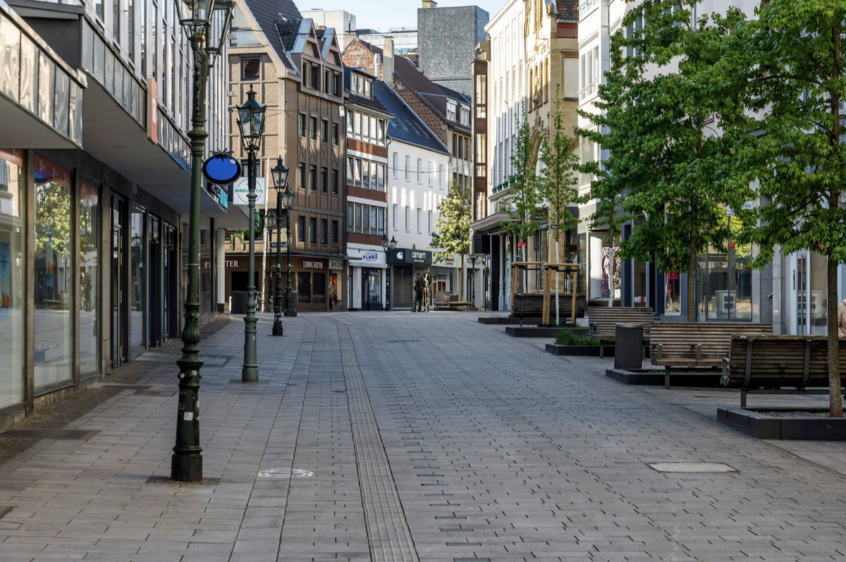 Пустая торговая улица в Дюссельдорфе: частное потребление не становится тем драйвером экономики, на который рассчитывали © IMAGO / Olaf Döring
