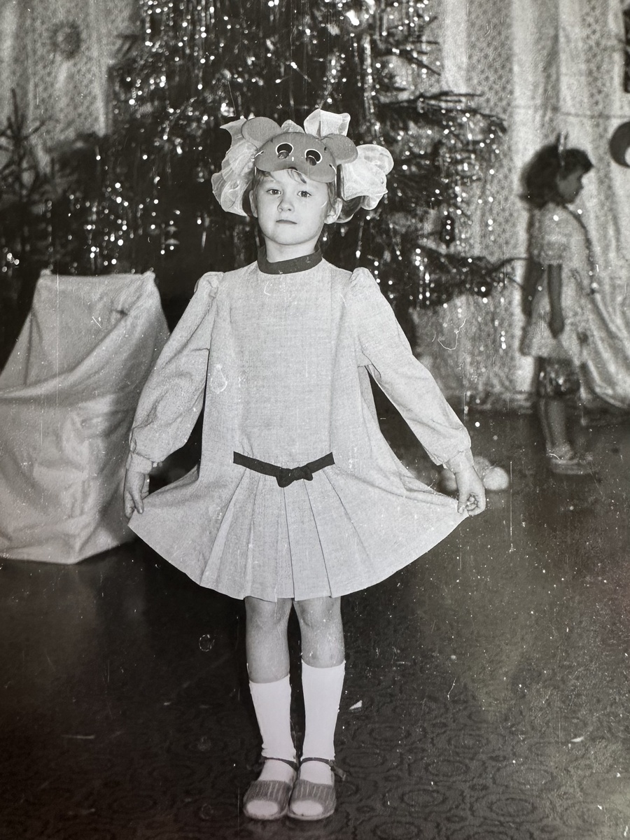 Блин, никогда не была снежинкой 😅 На фото шестилетняя я