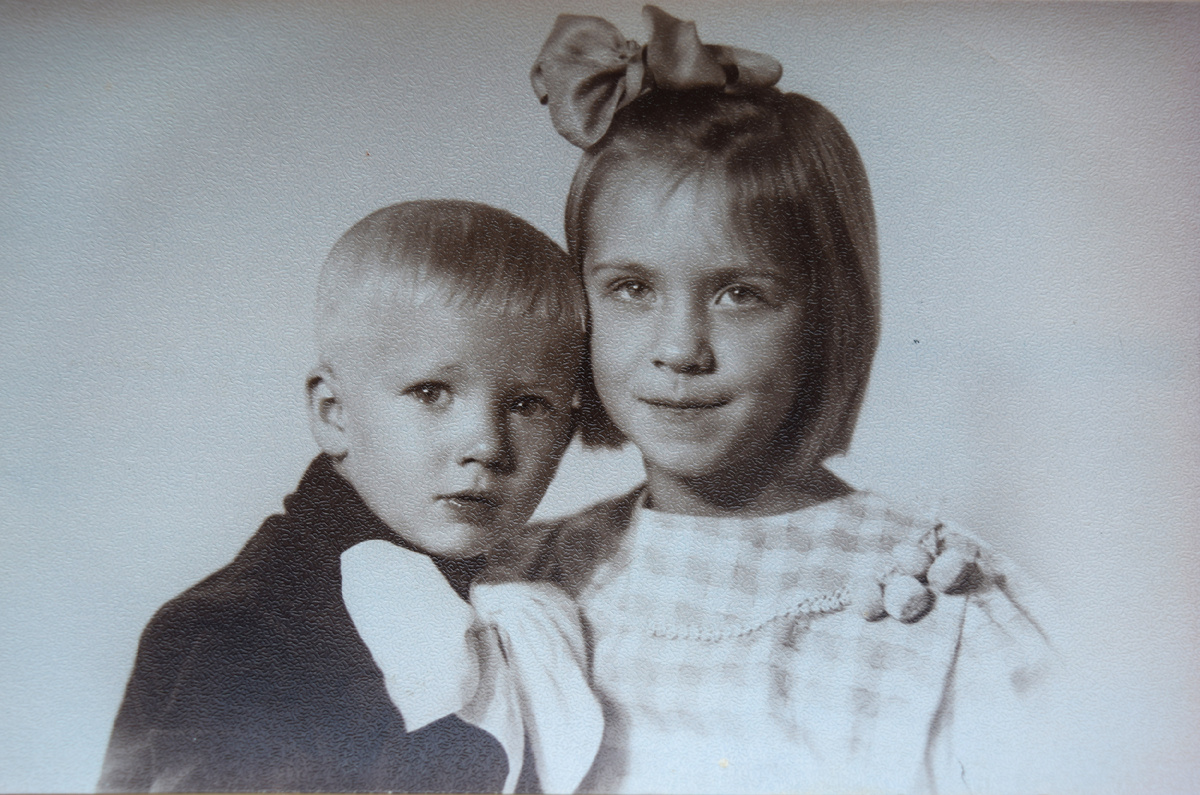 Люда Ильина (МАМА) с братом Валерой. 1958 год. г. Ленинград