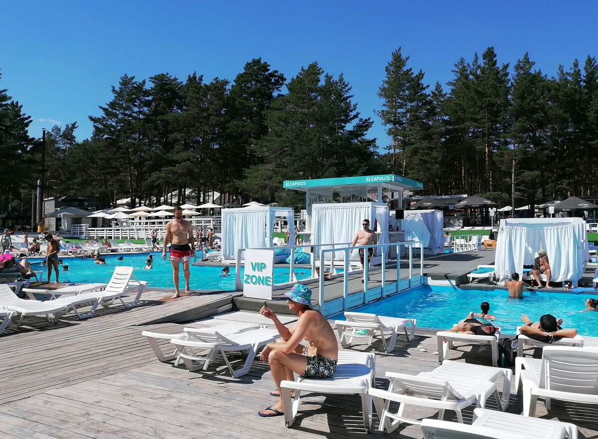 Бассейн под открытым небом в городе