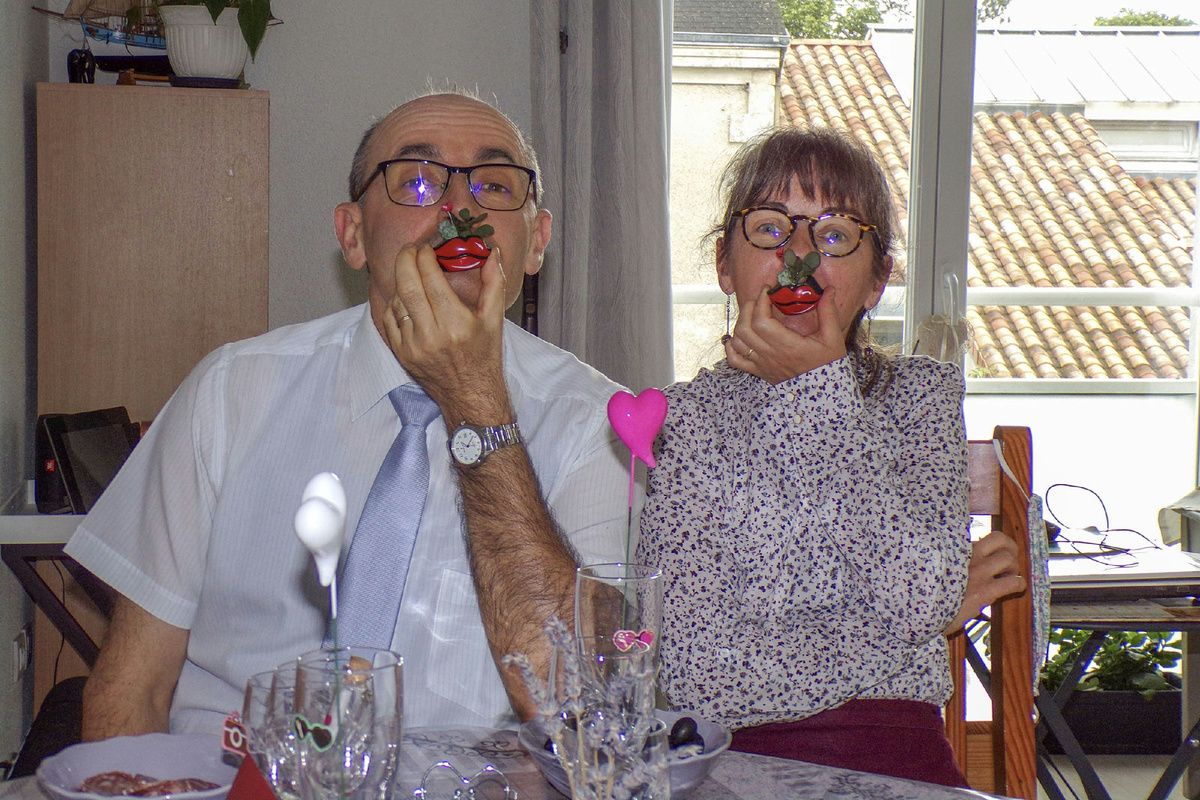 Фото: https://unsplash.com/photos/a-man-and-a-woman-sitting-at-a-table-Vbngkdd5rnw 