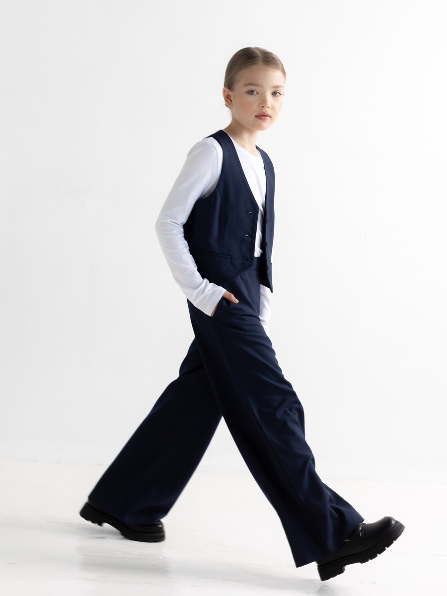 На модели брюки палаццо костюмные, лонгслив и жилет Lelu kids