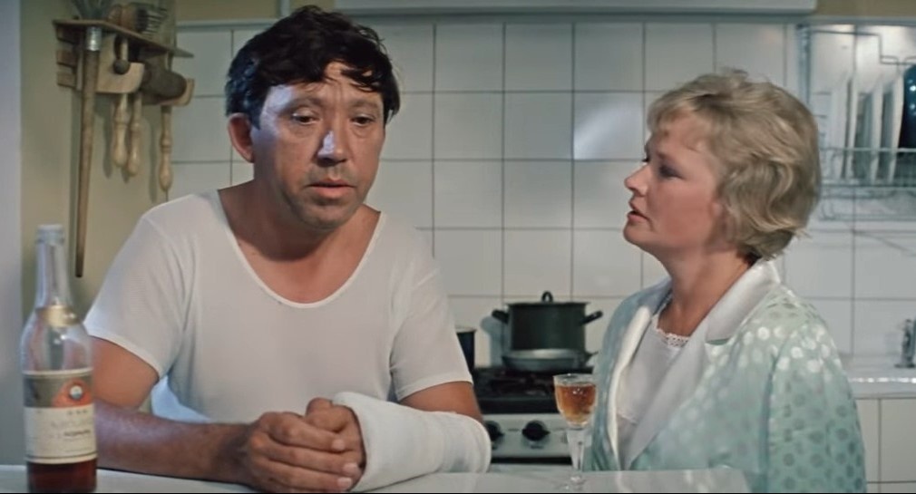 Кадр из кинофильма "Бриллиантовая рука"